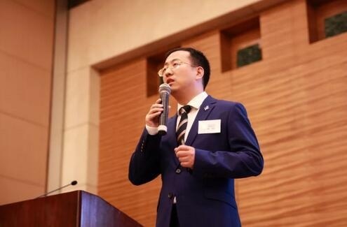 校董胡靖先生讲话.jpg