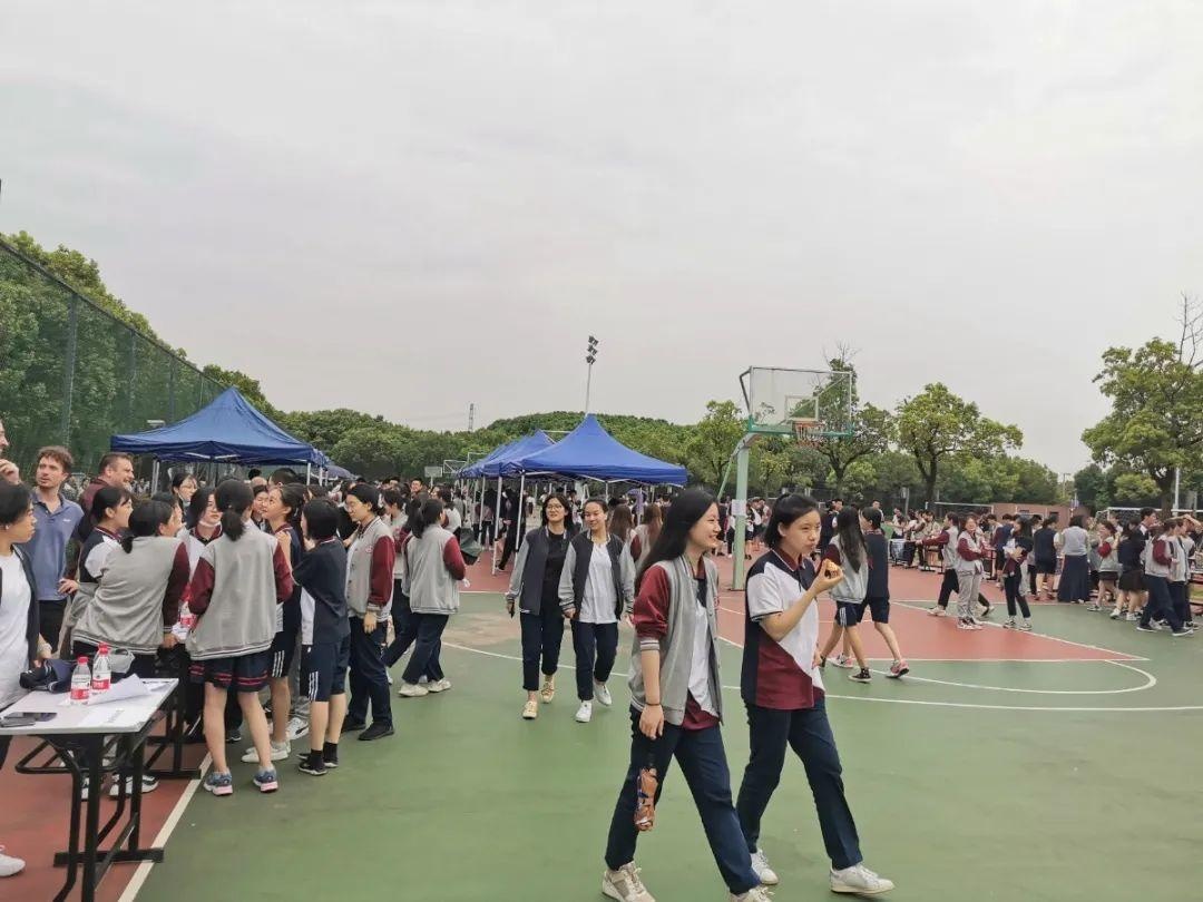 光华剑桥社团招新现场.jpg