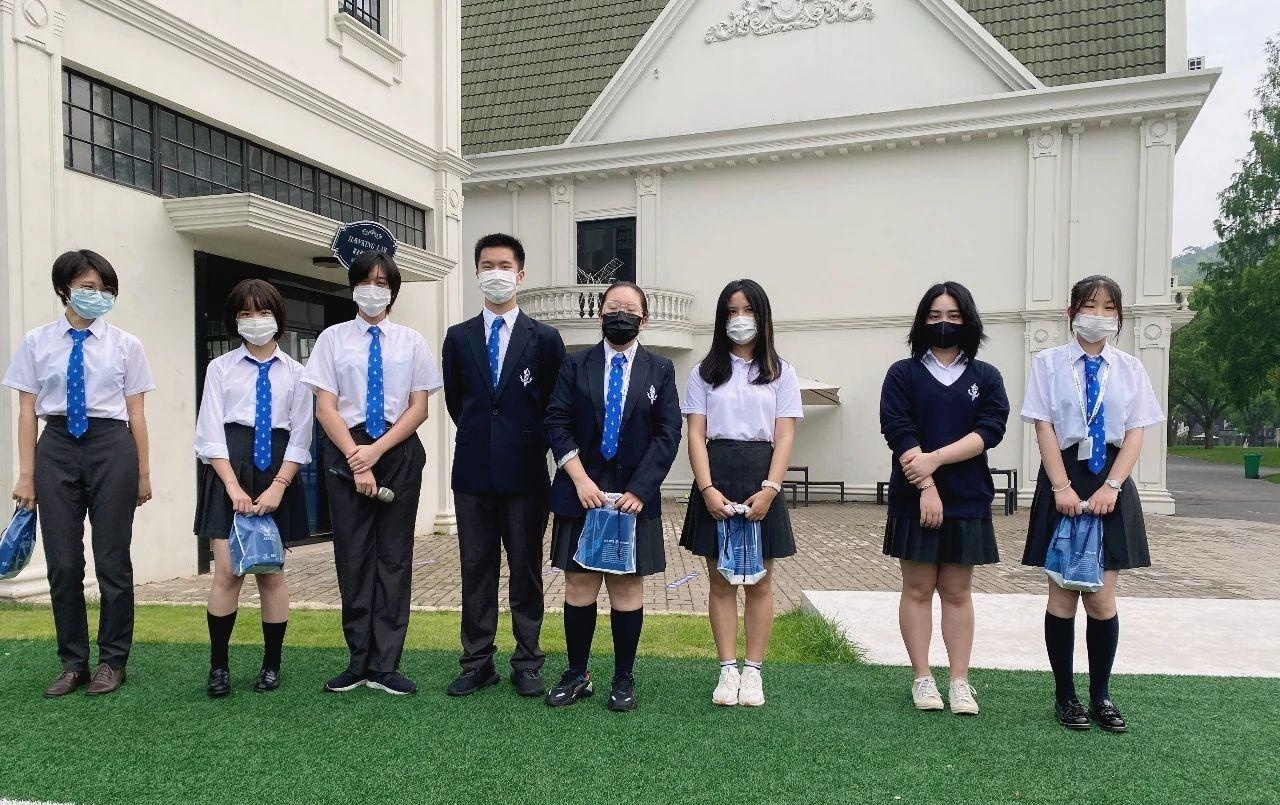 获奖同学领奖合影.jpg