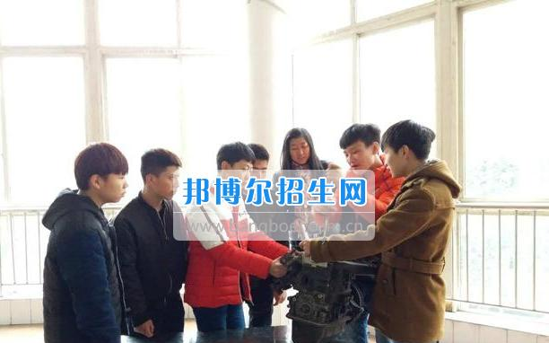 眉山科学技术学校组织汽修专业学生进行岗前培训