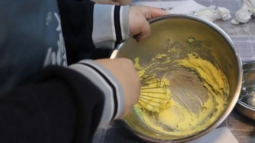 苏州阿德科特学校学生学习烘焙