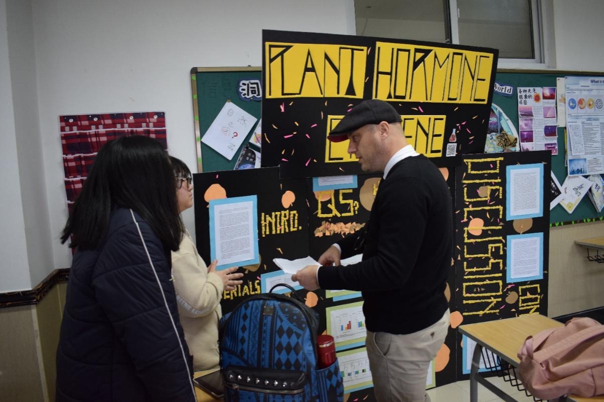 上海枫叶国际学校第二次科学展.jpg