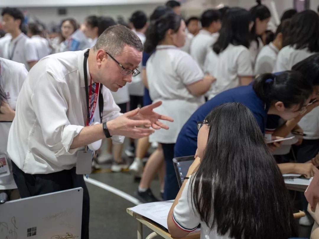 外教老师与学生讨论社团情况.jpg