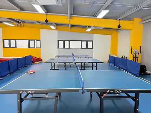 上海uec学校乒乓球室