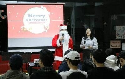 这份English 12作业为中加枫华国际学校圣诞提前预热