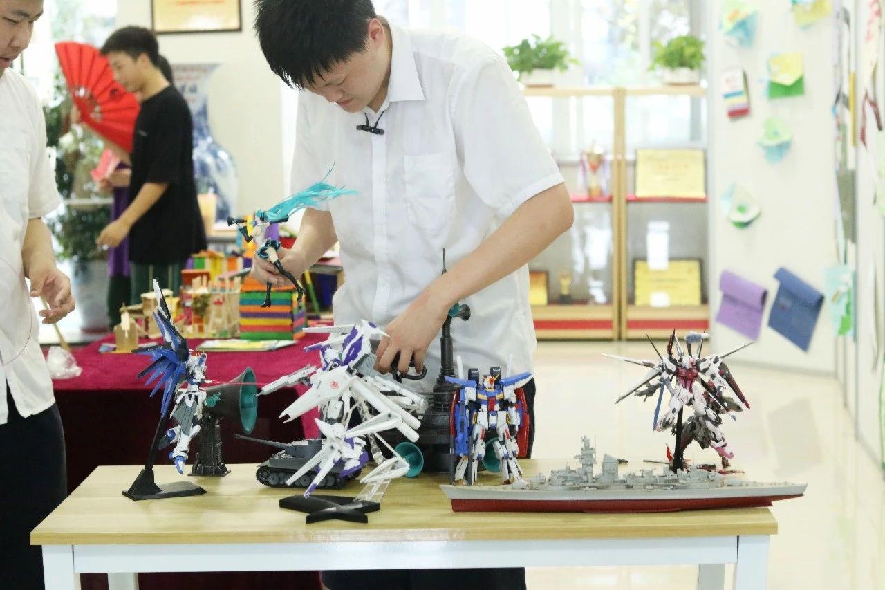 上海枫叶国际学校成功举办初高中社团联合纳新展.jpg