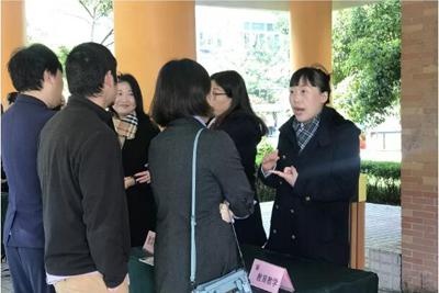 家长在和老师们交流