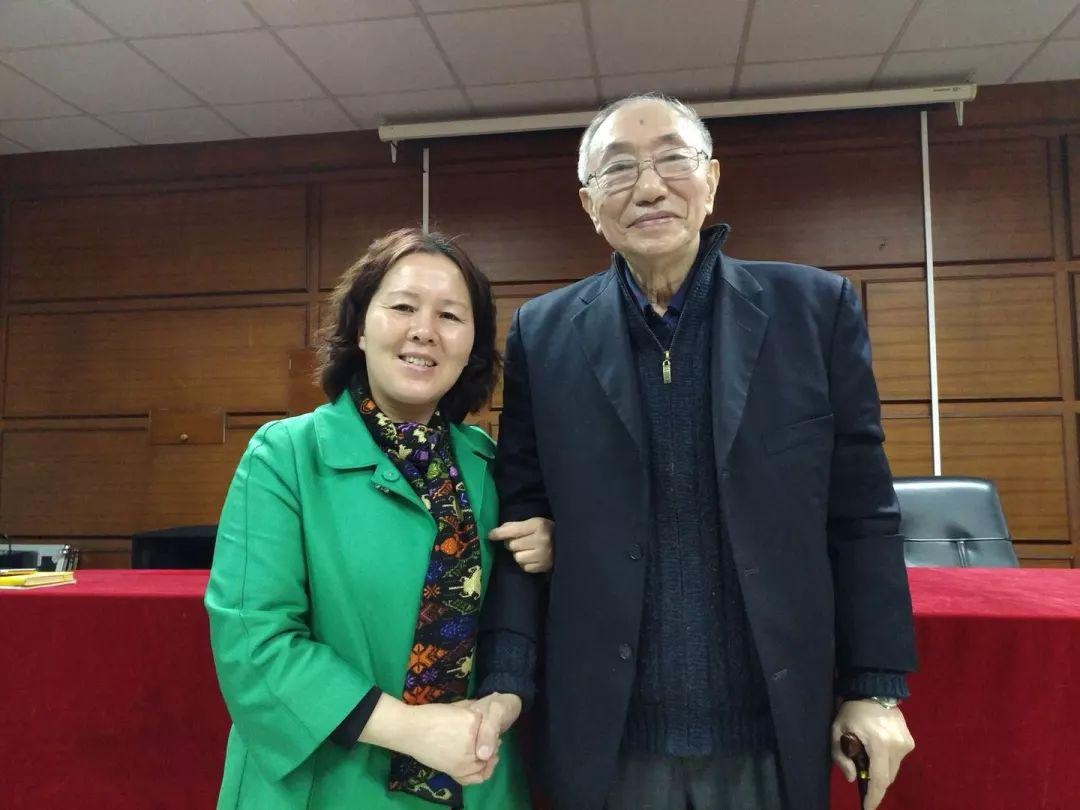 贾老与学校老师亲切合影留恋.jpg