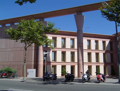 拉蒙尤以大学