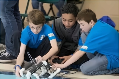 认真研究水下机器人的学生们