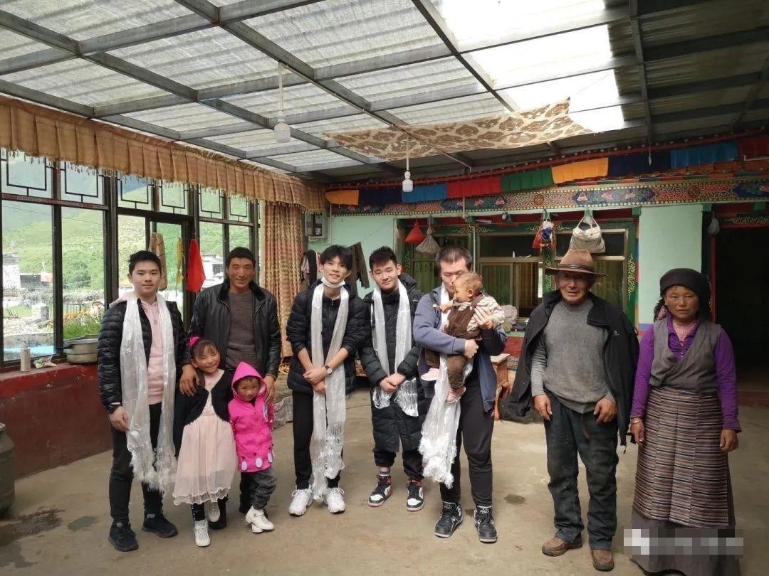 与藏民一家的合照.jpg