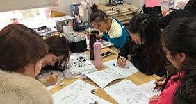 女學生自習討論練習