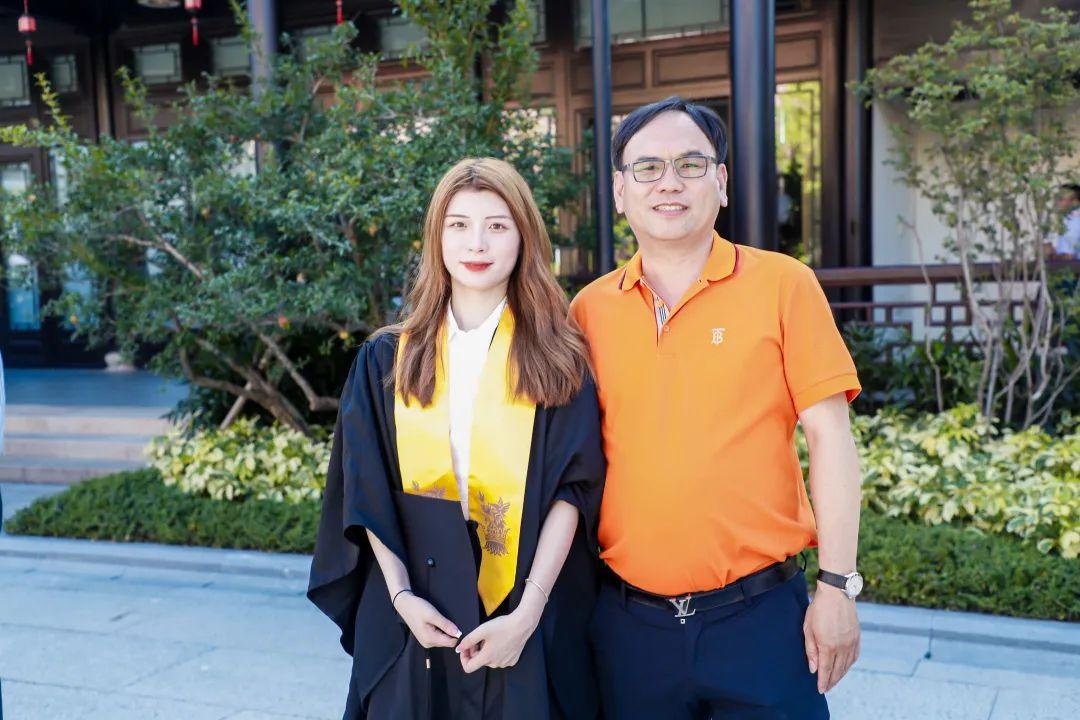 毕业典礼当天，爸爸郑海杭与雨晨合影留念