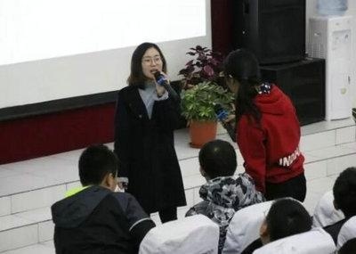 跟中加枫华国际学校老师燃放语言天赋！