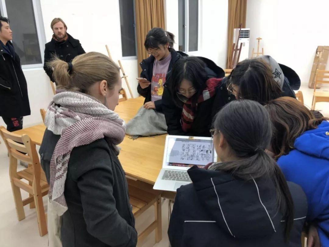 上海宏润博源学校学生和艺术家亲密交流.jpg