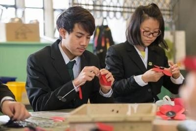 上海阿德科特学校认真做手工的学生