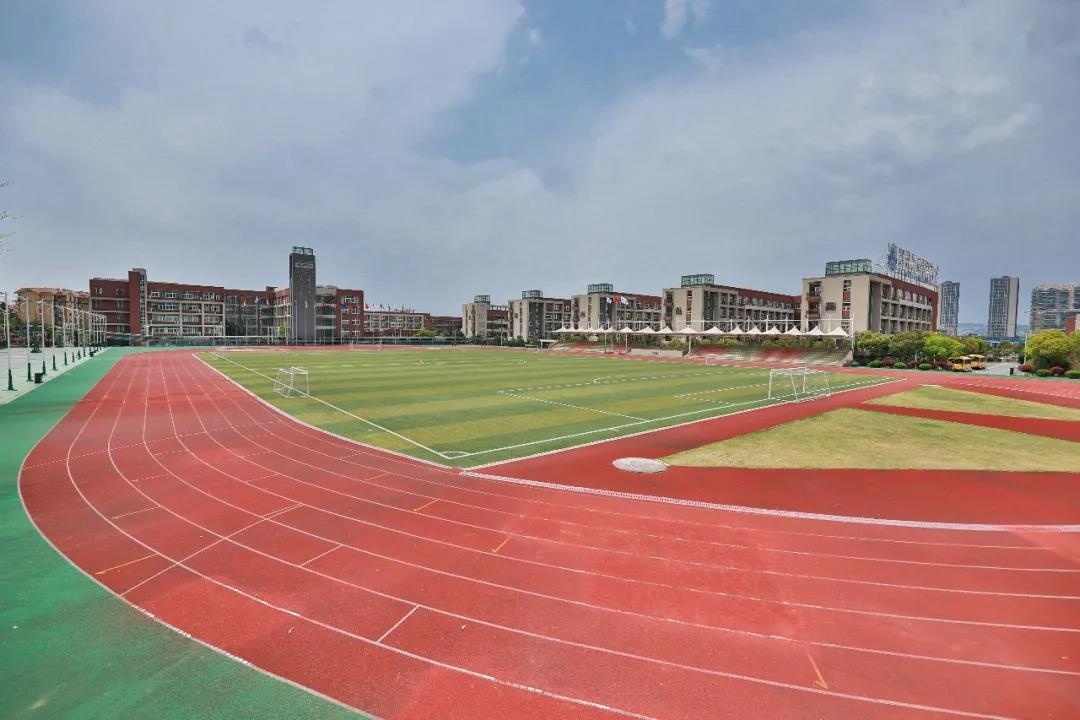 句容碧桂园学校操场实景.jpg