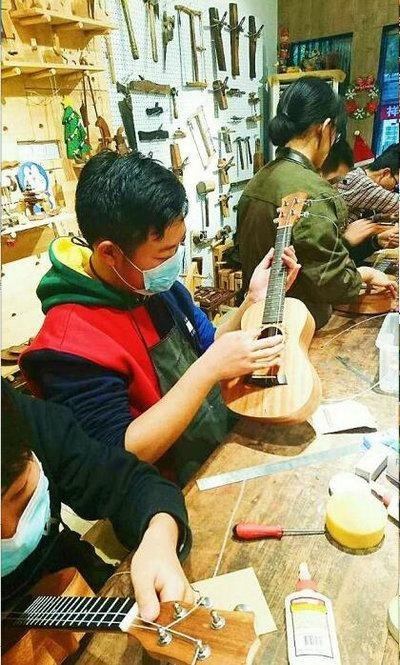 上外立泰A-Level国际高中冬季班迎来新同学加入：Ukulele DIY