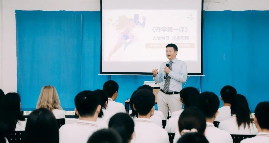 梁校长做新生周开营致辞.jpg