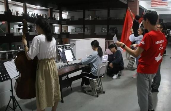 中加枫华国际学校学子庆国庆