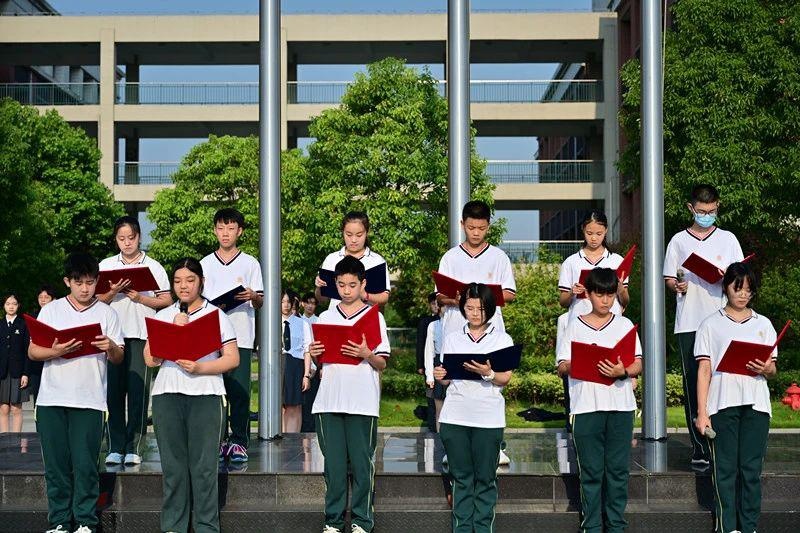 上海枫叶国际学校升旗仪式暨教师节感恩活动.jpg