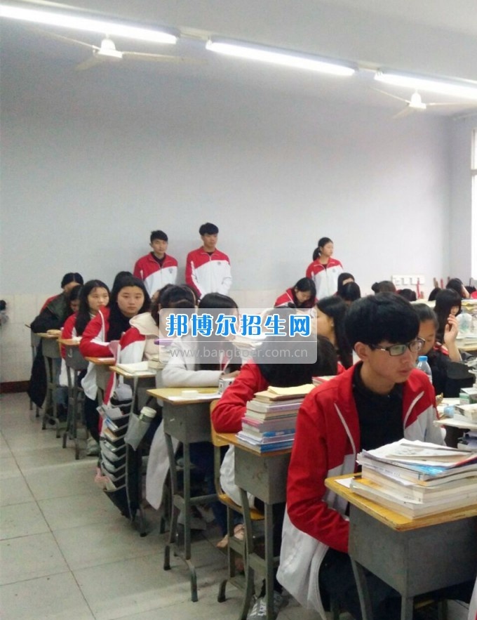 南充师范学校2016——2017学年度(下)期第四周朝会仪式成功举行