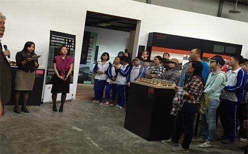 新亚中学参观798艺术区