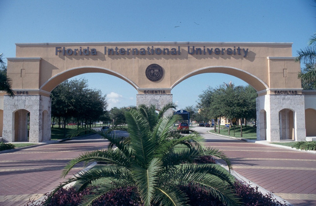 麦地那国际大学