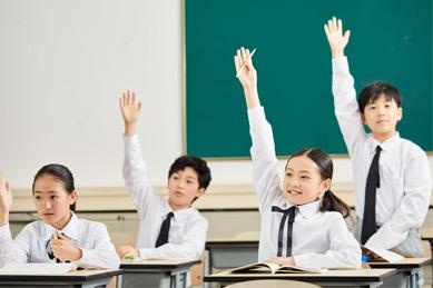 提升演说能力，让孩子在公众场合可以从容表达自己。