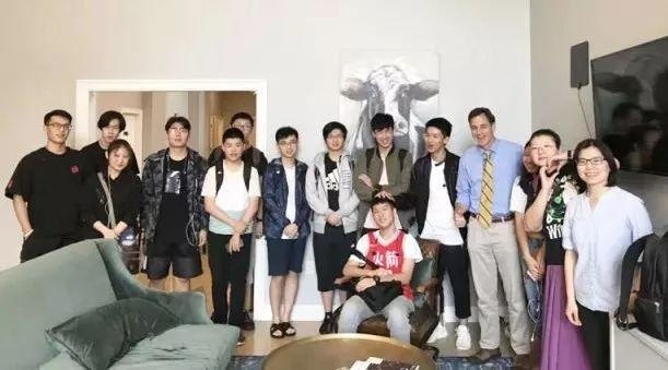 右一为Grace老师.jpg