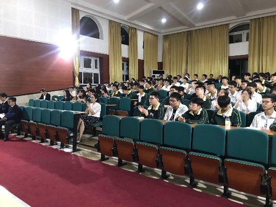 上海枫叶国际学校高二学生年级大会.jpg