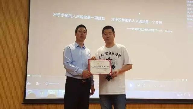 明德璋校长为杨仁海先生颁发人文讲座讲师聘书.jpg