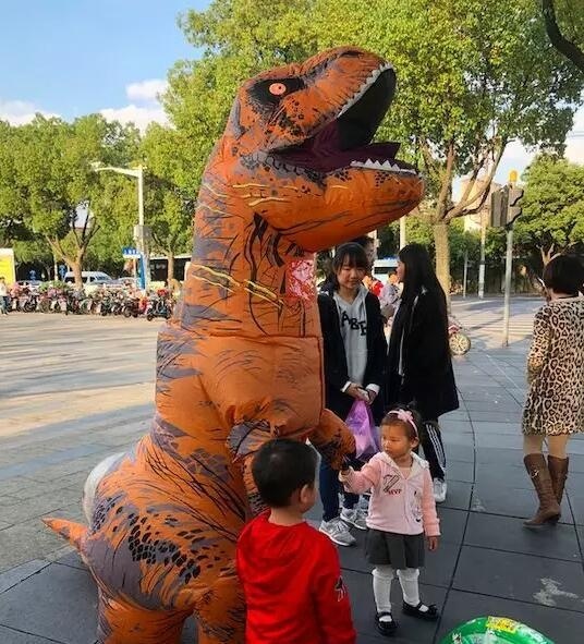 义卖现场.jpg