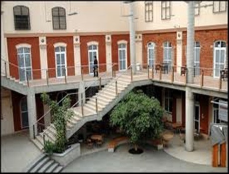 罗兹人文与经济院校