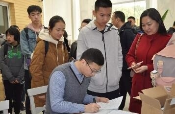 领科教育班主任认真核对信息，发放资料