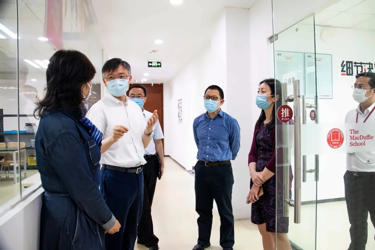 奉贤区委副书记骆大进调研国际化社区中的上海美达菲学校.jpg