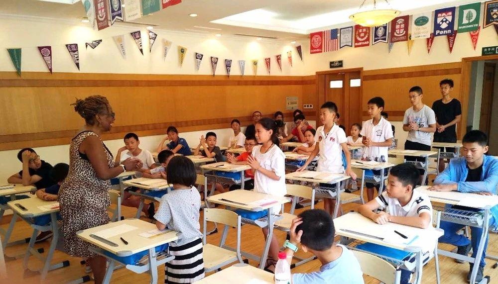 学生们在练习英文歌曲.jpg