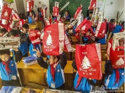 中加枫华国际学校幼儿园爱心树捐赠活动：Giving Love!