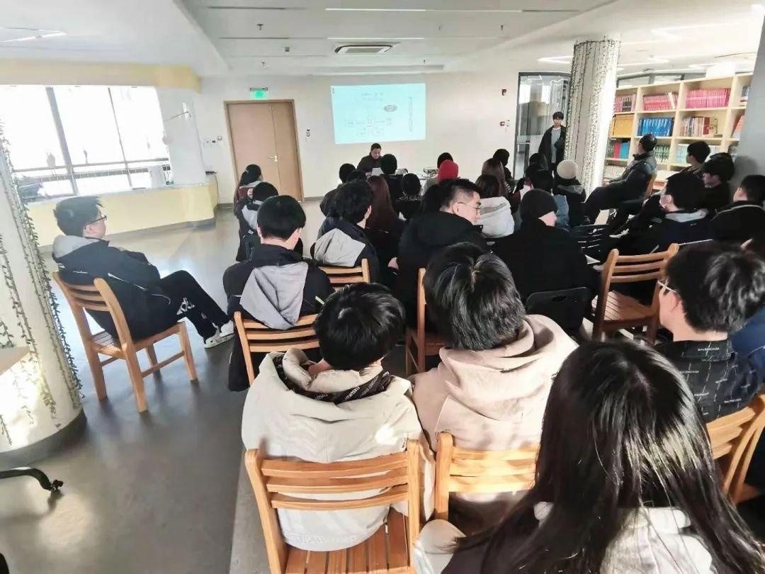 专心聆听中的学生们.jpg