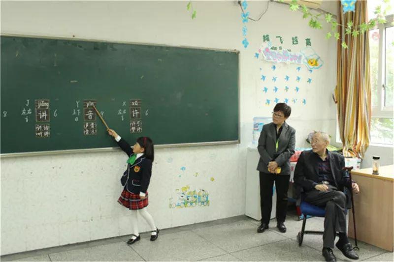 贾老走进小学课堂.jpg