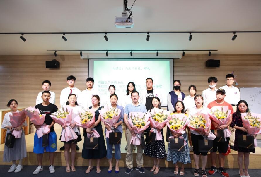 毕业生代表向母校赠送礼物、向老师赠送鲜花.jpg