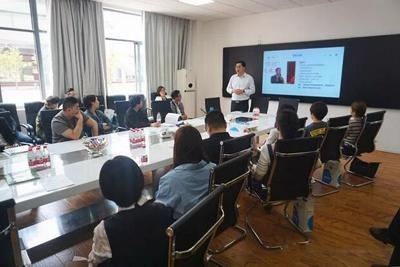 总校长董俊平先生正在讲话