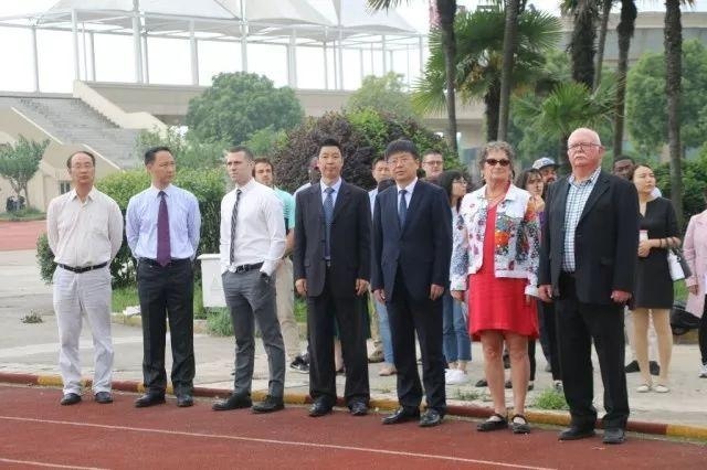 中加枫华国际学校领导参加开幕式.jpg