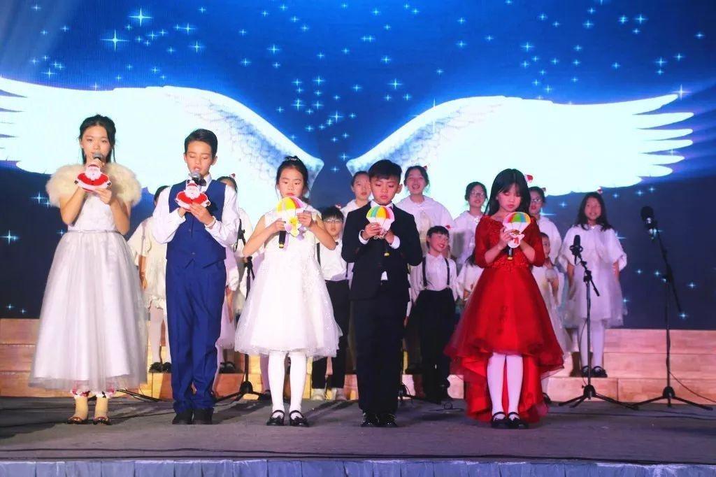 苏州枫华国际学校小学部圣诞节.jpg