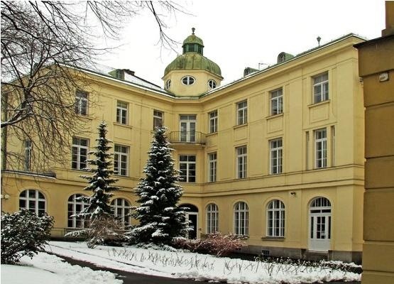 劳德尔国际商务学校