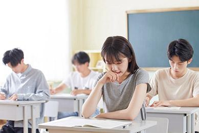 课程培训纵观历年考情，阶段化分解目标，定制英语辅导方案。