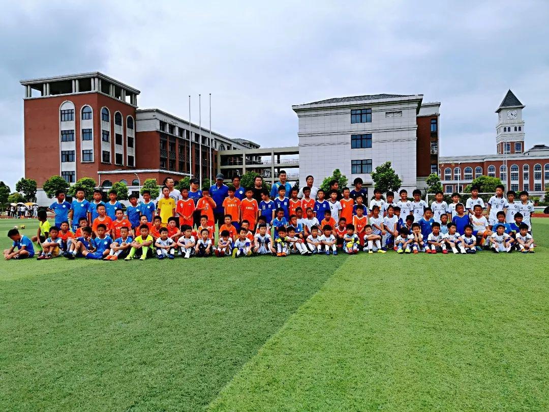 上海枫叶国际学校成功举办足球交流赛.jpg