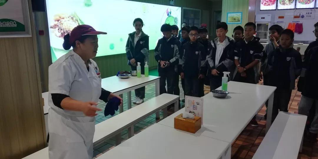 食堂阿姨在指导NEBS六年级的小小志愿者们.jpg