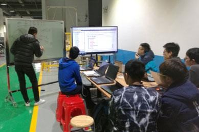 为了再现工业现场，教学课程来源于工业机器人的实际应用。