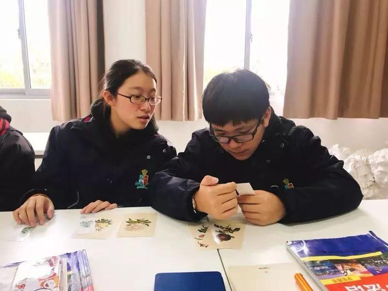 学生们动手制作.jpg